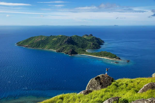 Vue de l'île de Kuata depuis l'île Wayaseva avec un randonneur debout — Photo