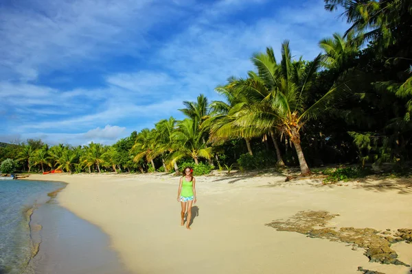 Mujer joven caminando en una playa en la isla Drawaqa, Islas Yasawa —  Fotos de Stock