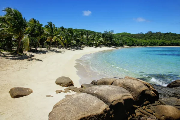 Písečná pláž na ostrově Drawaqa, souostroví Yasawa, Fidži — Stock fotografie