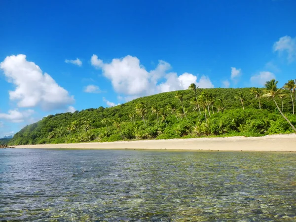 Playa de arena en la isla Drawaqa, Islas Yasawa, Fiji — Foto de Stock