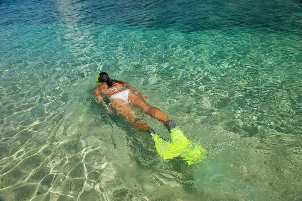 Jonge vrouw snorkelen in helder ondiep water — Stockfoto