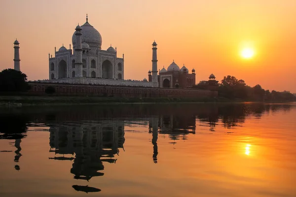 Taj Mahal reflejado en el río Yamuna al atardecer en Agra, India —  Fotos de Stock