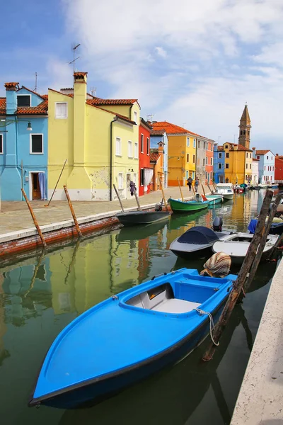 Csónakok Horgonyzott csatorna Burano, Velence, Olaszország — Stock Fotó