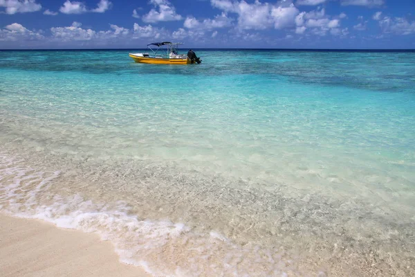 Tourist boat anchored at Gee island in Ouvea lagoon, Loyalty Isl — Stock Photo, Image