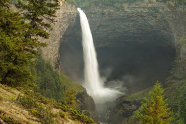 Helmcken Falls Murtle Nehri üzerinde Wells Gray İl Parkı, Br