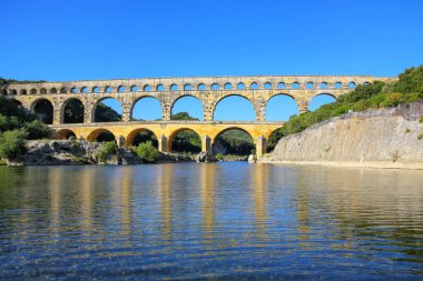 Su kemeri Pont du Gard Gardon Nehri, güney Fransa yansıyan
