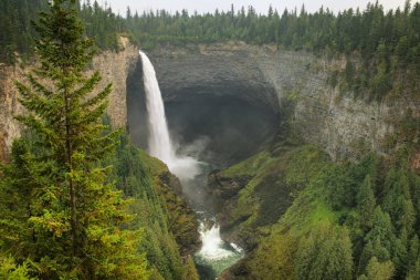 Helmcken Falls Murtle Nehri üzerinde Wells Gray İl Parkı, Br