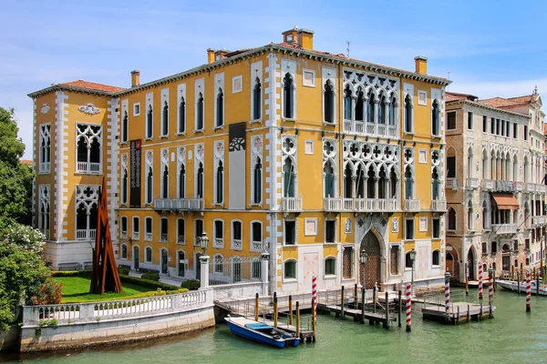 Дома вдоль Большого канала в Венеции, Италия . — стоковое фото