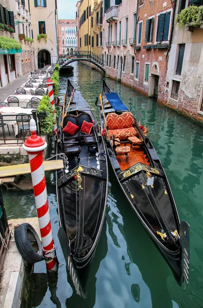 Gondolas v úzkém průplavu v Benátkách, Itálie — Stock fotografie