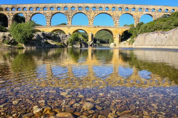 Su kemeri Pont du Gard Gardon Nehri, güney Fransa yansıyan