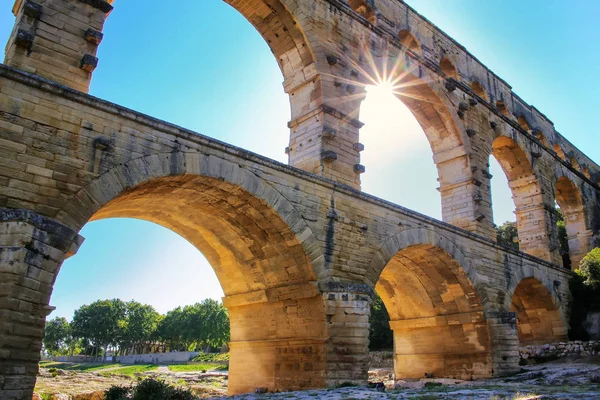 Acueducto Pont du Gard con amanecer, sur de Francia —  Fotos de Stock