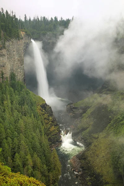 Helmcken Falls con nebbia, Wells Gray Provincial Park, British Col — Foto Stock