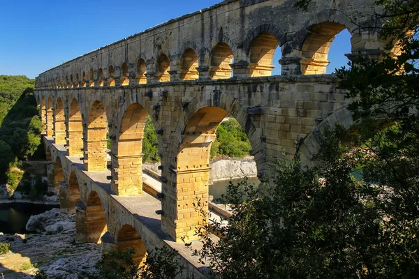 Akvadukt Pont du Gard v jižní Francii — Stock fotografie