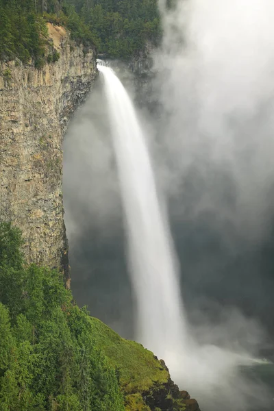 Helmcken nedgångar med dimma, brunnar grå Färglandskap parkerar, brittisk kolonn — Stockfoto