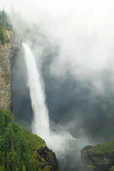 Helmcken fällt bei Nebel, Brunnen grau Provinzpark, britisch col — Stockfoto