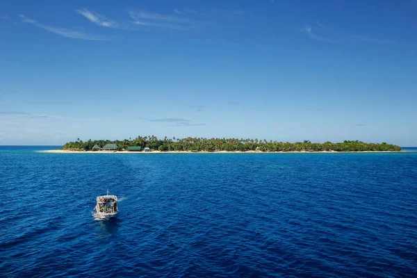 Barco partindo da Ilha do Mar do Sul no grupo da Ilha Mamanuca, Fiji — Fotografia de Stock