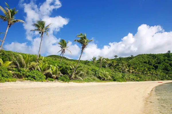 Playa de arena en la isla Drawaqa, Islas Yasawa, Fiji — Foto de Stock