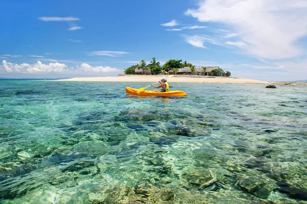 Mujer joven kayak cerca de Isla del Mar del Sur, Mamanuca islas gro — Foto de Stock