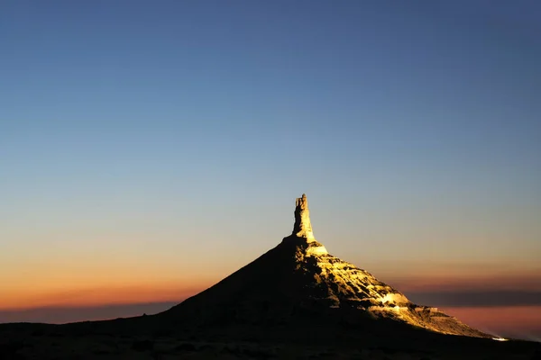 Η Εθνική ιστορική τοποθεσία της καμινάδας του βράχου φωτίζεται τη νύχτα, — Φωτογραφία Αρχείου