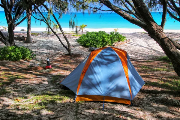 Campsite on Fayaoue Beach on the coast of Ouvea lagoon, Mouli Is — Stock Photo, Image