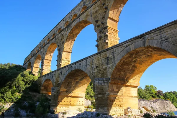 Aqueduc Pont du Gard dans le sud de la France — Photo