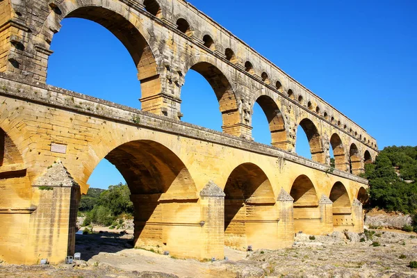 Aqueduc Pont du Gard dans le sud de la France — Photo