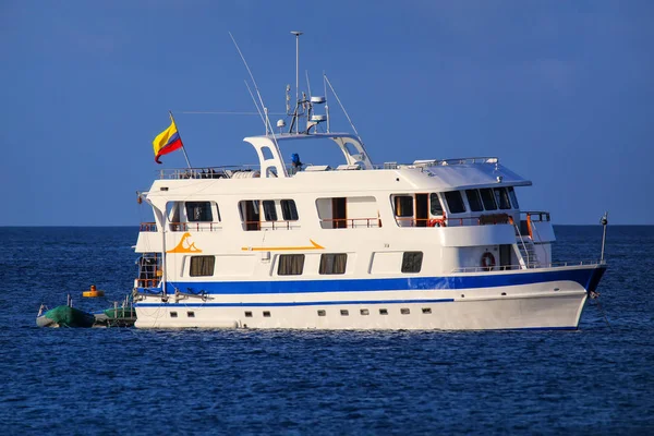 Typische Touristenjacht, die am Suarez-Punkt auf der Insel Espanola ankert — Stockfoto