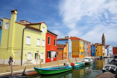 Kanalda Burano, Venedik, İtalya tarafından renkli evleri.
