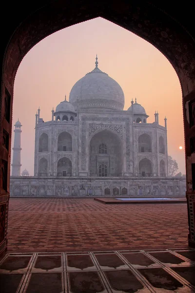 Taj Mahal au lever du soleil encadré par l'arche de la mosquée, Agra, U — Photo