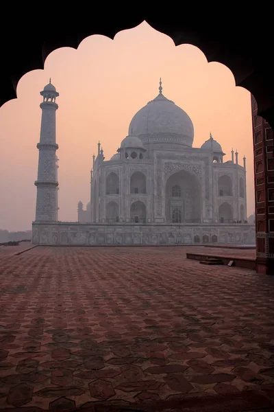 Taj Mahal v sunrise, rámem s obloukem mešity, Agra, U — Stock fotografie