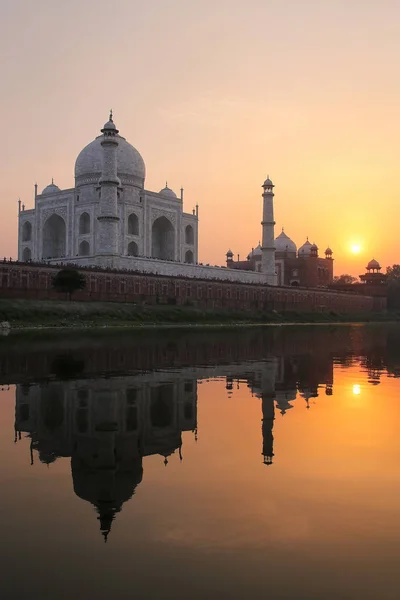 Taj Mahal reflejado en el río Yamuna al atardecer en Agra, India —  Fotos de Stock