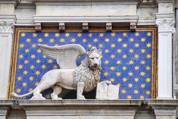 Saat Kulesi, Piazza di San Marco üzerinde kanatlı aslan heykeli — Stok fotoğraf