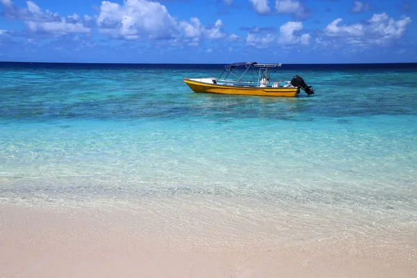 Barco turístico anclado en la isla Gee en la laguna de Ouvea, Isla de la Lealtad —  Fotos de Stock