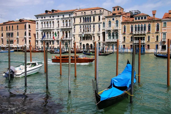 A Grand Canal csatornára néző kilátás Velence, ital és csónakok kikötésekhez — Stock Fotó