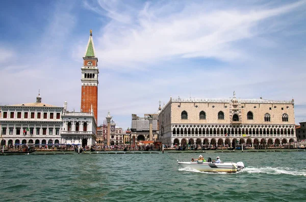 Kilátás Piazza San Marco a Campanile, Palazzo Ducale és Bibl — Stock Fotó