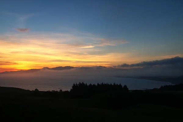 Coucher de soleil sur la baie sur la péninsule de Kaikoura, Île du Sud, Nouvelle-Zélande — Photo