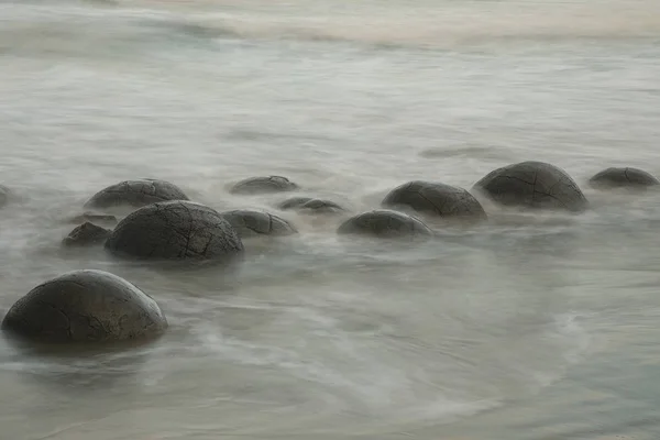 Massi di Moeraki sulla spiaggia di Koekohe, Otago, Isola del Sud, Nuova Zelanda — Foto Stock