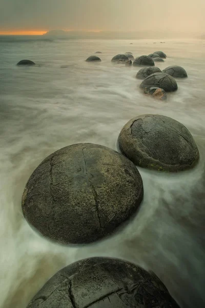 Moeraki balvany na pláži Koekoon, Otago, Jižní ostrov, nový Zeal — Stock fotografie