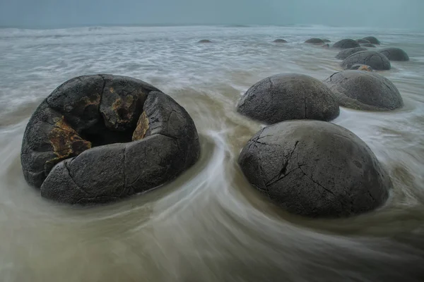 Moeraki balvany na pláži Koekoon, Otago, Jižní ostrov, nový Zeal — Stock fotografie