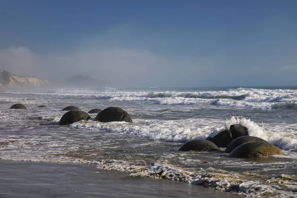 Moeraki Boulders en Koekohe Beach, Otago, Isla Sur, Nuevo celo —  Fotos de Stock