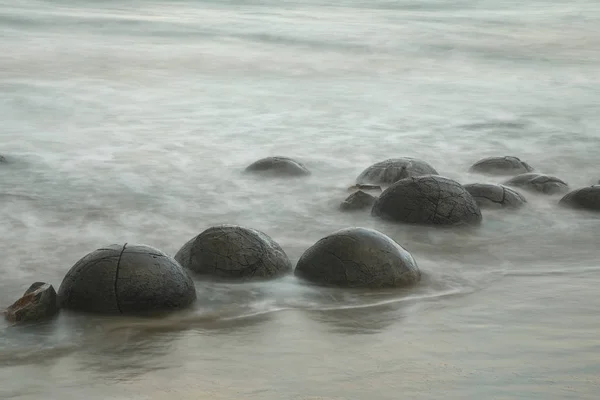 Moeraki-Felsbrocken am koekohe-strand, otago, südinsel, neuer eifer — Stockfoto