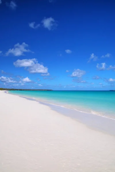 Strand von Fayaoue an der Küste der Lagune von ouvea, mouli und ouvea isla — Stockfoto