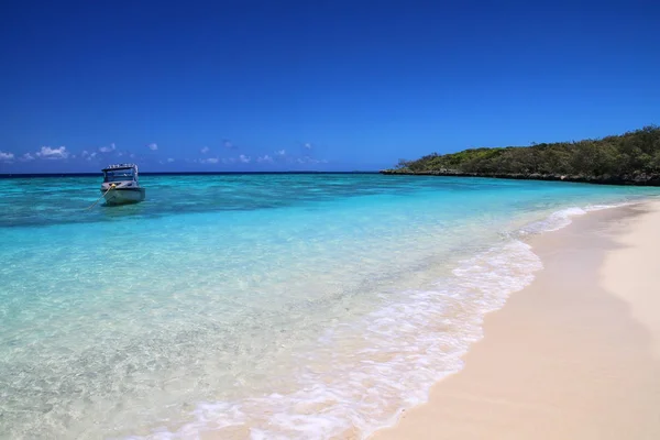 Playa de arena en la isla Gee en la laguna de Ouvea, Islas de la Lealtad, Nuevo — Foto de Stock