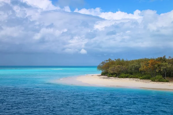 Canal entre Ouvea y las islas Mouli que desemboca en la laguna de Ouvea — Foto de Stock