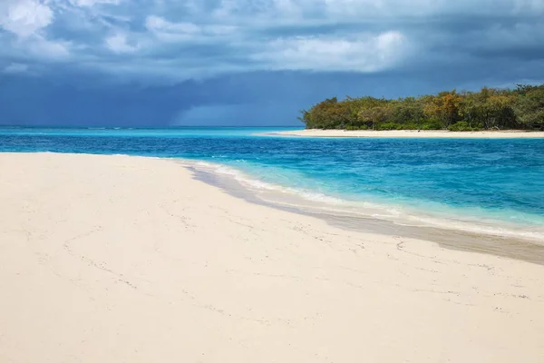 Canale tra le isole di Ouvea e Mouli che sfocia nella laguna di Ouvea — Foto Stock