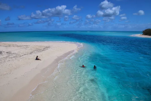 Praia de areia na ponta da Ilha Mouli na lagoa Ouvea, Lealdade — Fotografia de Stock