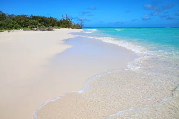 Zandstrand aan de kust van Ouvea Lagoon, Mouli Island, Loyaliteit — Stockfoto