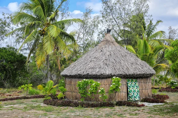 Traditionelles kanak-haus auf ouvea-insel, loyalinseln, neues haus — Stockfoto