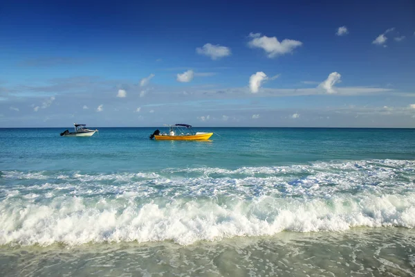 Boats anchored at Fayaoue beach on the coast of Ouvea lagoon, Mo — Stock Photo, Image