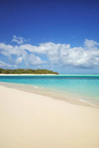 Zandstrand aan de oever van de Ouvea lagune, Ouvea Island, Loyaliteit — Stockfoto